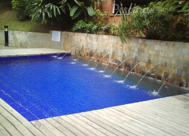 Hermosas piscinas con caídas de agua