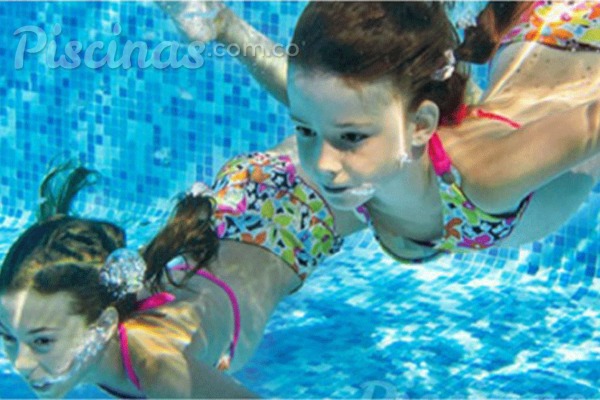 6 consejos para que los niños disfruten de la piscina con seguridad