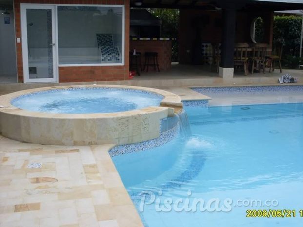 Piscina y Jacuzzi.