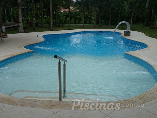 Piscinas con escaleras y baranda.