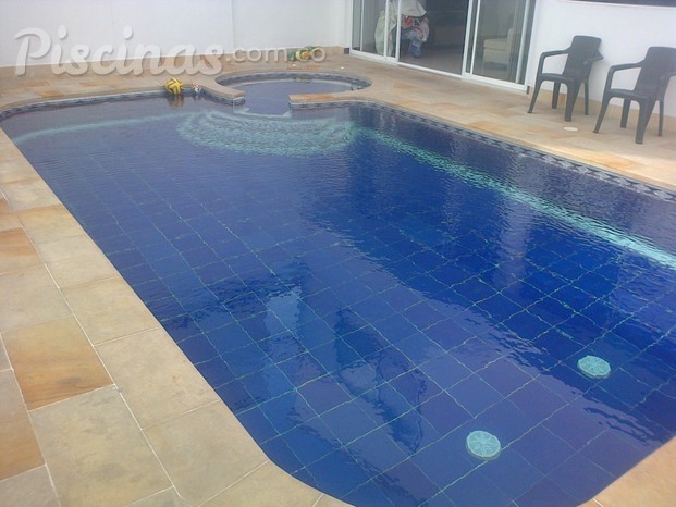 Piscina con jacuzzi incorporado