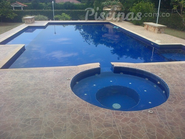 Piscina con jacuzzi y playa