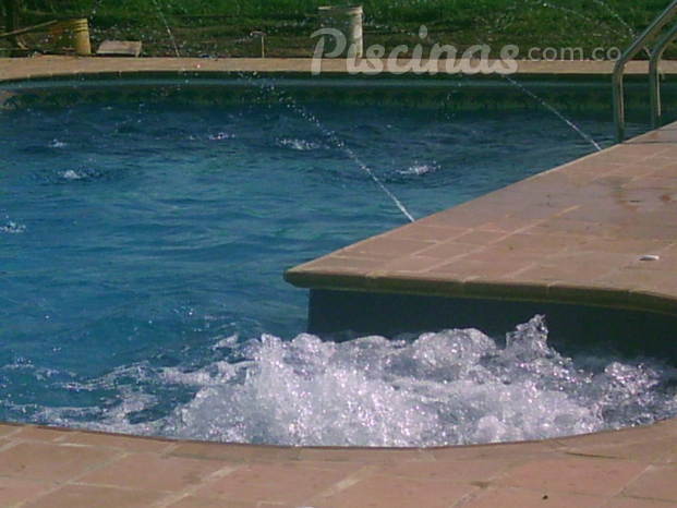 Piscina con jacuzzi blower y chorros perimetrales