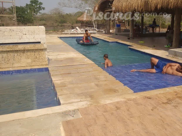 Piscina con playa jacuzzi y cascada en Cartagena -Turbaco