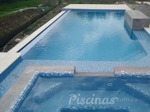 Piscina con playa, jacuzzi y cascada