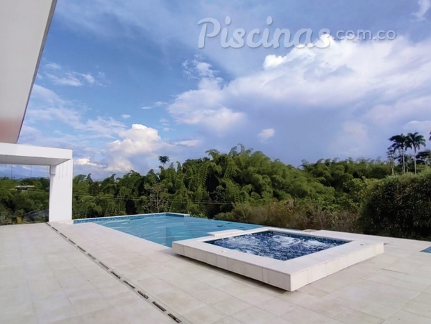 PISCINA LUXURY EN BORDE INFINITO CON JACUZZI