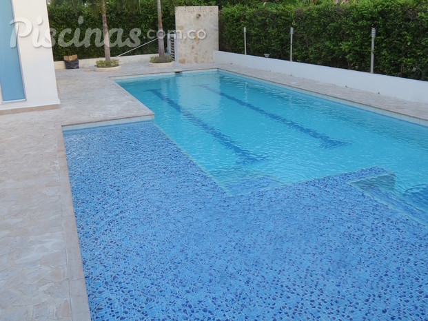 Piscina en el Tolima con espejo de agua