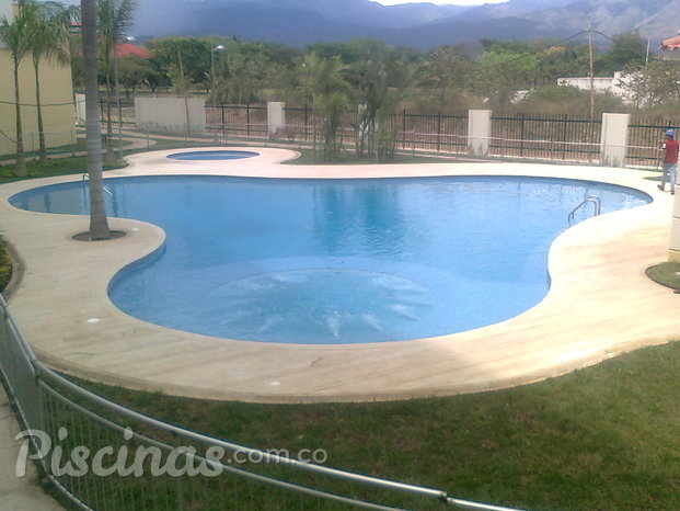 PISCINA CON JACUZZI.