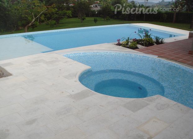 Piscina con Jacuzzi