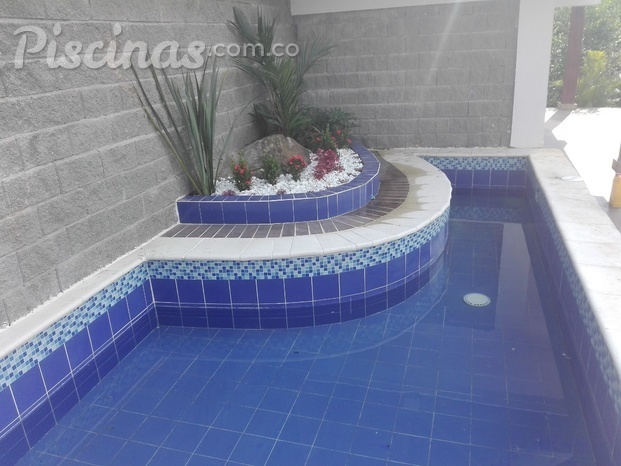 Piscina con jardín