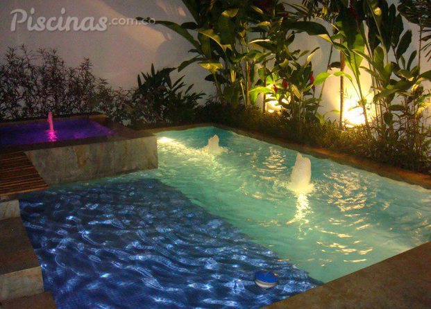 Fuentes luminosas para piscinas