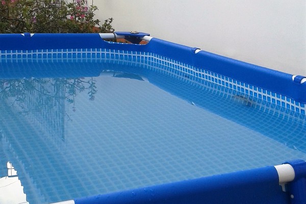¿Qué químicos son recomendados para tratar el agua en piscinas estructurales?